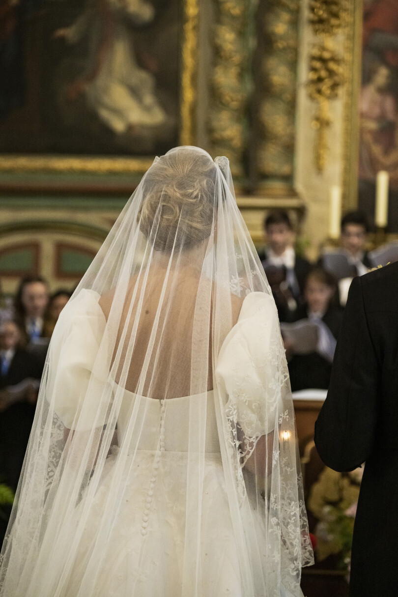 La robe en gazar de soie de la mariée a été dessinée par l’atelier Boisanger. La traîne mesure 3,20 m.